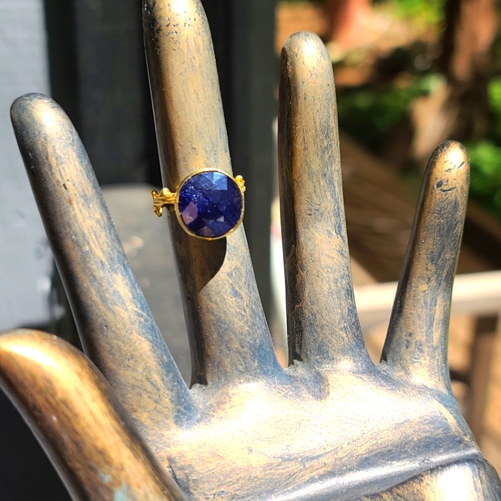 Sapphire 12k beveled cushion cut gem set in sterling & gold ring sz5.75